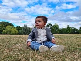 Süßes kleines Baby posiert in einem örtlichen öffentlichen Park der Stadt Luton in England, Großbritannien foto