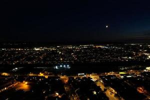 schöne hochwinkelansicht der stadt luton in england bei nacht, aufnahmen der drohne nach sonnenuntergang foto