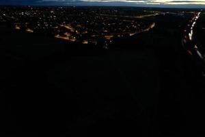 schöne luftaufnahme aus dem hohen winkel der britischen autobahnen und des verkehrs in der stadt luton in england uk nachts nach sonnenuntergang foto