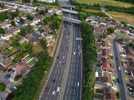 Hochwinkelige Luftaufnahme britischer Straßen und Hochgeschwindigkeitsautobahnen in Luton City of England UK