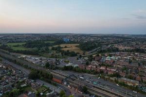 wunderschöne luftaufnahme der stadt luton in england uk bei sonnenuntergang, bunte wolken hochwinkelaufnahmen von drohne foto