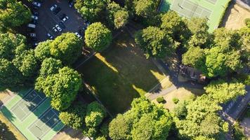 Luftbildaufnahmen aus dem hohen Winkel des örtlichen öffentlichen Parks von England foto