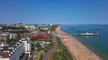 luftaufnahme und hochwinkelaufnahmen des besten sandstrandes und der stadt bournemouth in england uk, foto