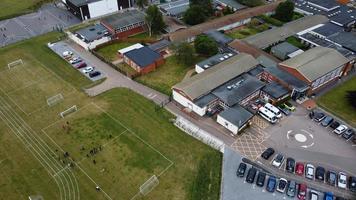 eine luftaufnahme und hochwinkelansicht des spielplatzes einer high school of boys in der stadt luton in england, britische autobahnen und autobahnen foto