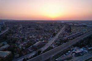 wunderschöne luftaufnahme der stadt luton in england uk bei sonnenuntergang, bunte wolken hochwinkelaufnahmen von drohne foto