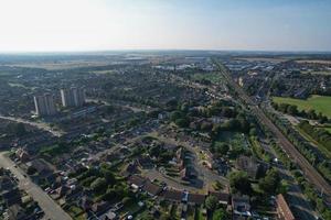 Luftaufnahme der Stadt Luton in England und Eisenbahnschienen, Wohnsiedlung foto