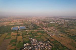 Hochwinkelige Luftaufnahme des historischen Mughals Hiran Minar und des Dorfes Sheikhupura Pakistan foto