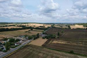 schöne aussicht des hohen winkels auf das britische dorf und die landschaft von england uk foto