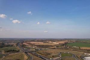 Hochwinkelige Luftaufnahme der britischen Straßen und des Verkehrs, die durch die Stadt Luton und die Landschaft von England, Großbritannien, führen foto