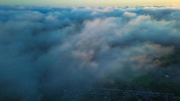 dramatischer himmel und sich bewegende wolken über der stadt luton in england. britische Stadt foto