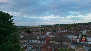 Luftaufnahme von Wohnhäusern in Luton bei schönem Sonnenuntergang und farbenfrohen Wolken und Himmel über der Stadt Luton in England foto