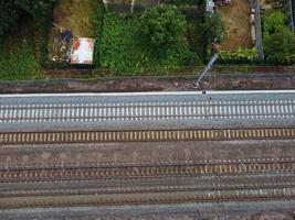 Hochwinkel-Luftbild von Bahngleisen am Bahnhof Leagrave Luton in England Großbritannien foto