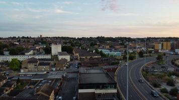 Drohnen-Luftbild aus dem hohen Winkel des Stadtzentrums der englischen Stadt Luton und des Bahnhofs foto