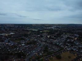 schöne nächtliche luftaufnahme der britischen stadt, hochwinkel-drohnenaufnahmen der stadt luton in england großbritannien foto