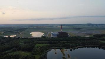 Hochwinkelige Luftbildaufnahmen über Windmühle Windkraftanlage am stewartby Lake of England bei Sonnenaufgang foto