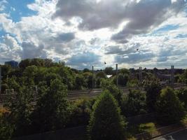 Hochwinkel-Luftaufnahmen von Bahngleisen am zentralen Bahnhof Luton City in England, Großbritannien foto