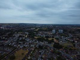 schöne nächtliche luftaufnahme der britischen stadt, hochwinkel-drohnenaufnahmen der stadt luton in england großbritannien foto