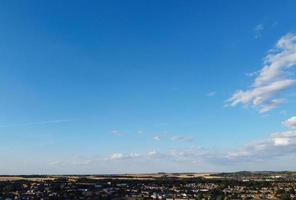 luftaufnahme des stadtzentrums an einem heißen sommertag, luton ist eine stadt und ein bezirk mit dem status einer einheitlichen behörde in der zeremonialgrafschaft bedfordshire foto