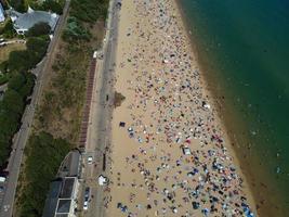 High Angle Sea View Beach Front mit Menschen in der Stadt Bournemouth in England, Großbritannien, Luftaufnahmen des britischen Ozeans foto