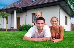 glückliche Familie und Haus foto