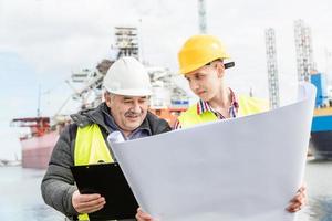 Schiffbauingenieur erklärt mit einem Werkstudenten technische Sachverhalte. foto