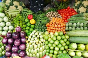 frisches Gemüse, das auf dem lokalen Markt in dhaka . verkauft wird foto