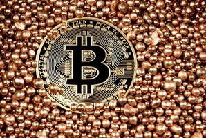 physisches goldenes bitcoin auf einem hintergrund vieler goldener kugeln. foto