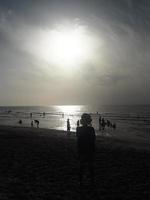Silhouettenmenschen am Strand foto