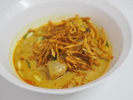 khao soi rezept, curry-nudelsuppe mit hühnernudeln in suppe gekocht nach art der nordthailänder, thailändisches essen khao sawy, nordthailändische nudel-currysuppe foto