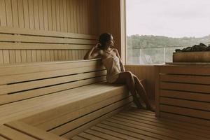 junge frau, die sich in der sauna entspannt foto