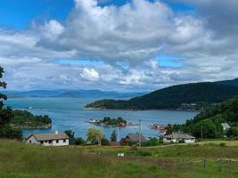 Norwegens Fjorde mit Dorfhäusern am Wasser 8 foto