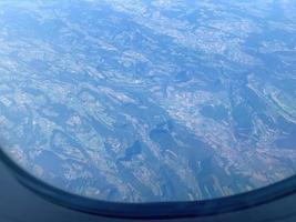 Flugzeugfensteransicht auf der Erde 6 foto