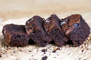 Köstlicher Schokoladenbrownie hausgemacht, Zutaten von Brownie, Fudge-Brownie aus der Nähe, hausgemachte Backwaren und Desserts, frische Brownie-Stücke, Süßwarenkonzept. foto