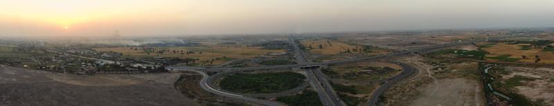 Hochwinkelaufnahmen und Luftaufnahme der pakistanischen Autobahn m2 am Autobahnkreuz Kala Shah Kaku zur GT Road Lahore, dem Industriedorf von Punjab foto
