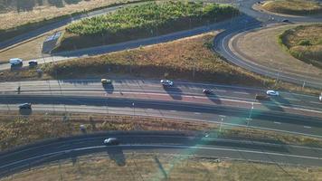 Blick aus der Vogelperspektive auf Luton Airport Junction Interchange der Autobahnen M1 J10 in Luton City of England uk. es ist das bild der verbindung zwischen luton city und london luton airport, das am 11. august 2022 mit drohne erstellt wurde foto