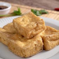 frittierter stinkender tofu mit eingelegtem kohl straßenessen in taiwan. foto