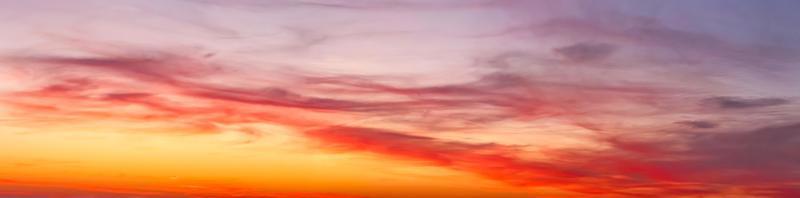 Schönes hochauflösendes Panorama von orangefarbenen und roten Sonnenuntergangswolken am Abendhimmel foto