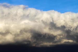 atemberaubende dunkle Wolkenformationen kurz vor einem Gewitter foto