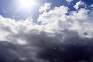 atemberaubende dunkle Wolkenformationen kurz vor einem Gewitter foto