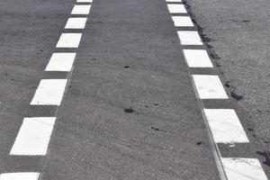 verschiedene Schilder und Markierungen auf dem Asphalt von Straßen und Straßen. foto