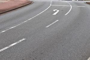 verschiedene Schilder und Markierungen auf dem Asphalt von Straßen und Straßen. foto