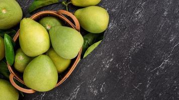 Frische Pampelmuse, Pummelo, Grapefruit, Shaddock auf schwarzem Hintergrund, Obst für Mittherbstfest, Draufsicht, flache Lage. foto