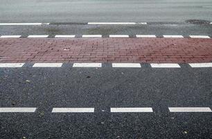 verschiedene Schilder und Markierungen auf dem Asphalt von Straßen und Straßen. foto