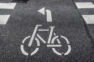 Bemalte Fahrradschilder auf Asphalt in den Straßen der Stadt in Deutschland. foto