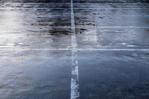 verschiedene Schilder und Markierungen auf dem Asphalt von Straßen und Straßen. foto