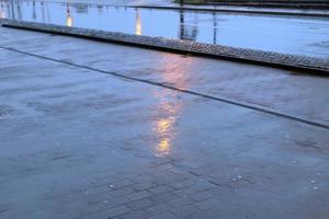 verschiedene Schilder und Markierungen auf dem Asphalt von Straßen und Straßen. foto