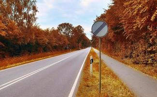 Wunderschöner Panoramablick auf eine goldene Herbstlandschaft in Europa foto