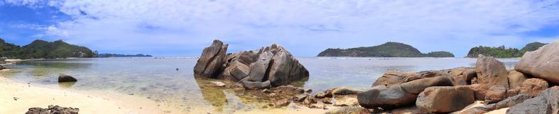 Atemberaubendes hochauflösendes Strandpanorama, aufgenommen auf den paradiesischen Inseln der Seychellen foto