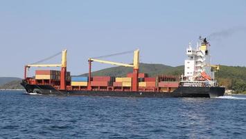 Containerschiff mit Gütern foto