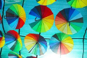 Himmel mit farbigen Regenschirmen geschmückt foto